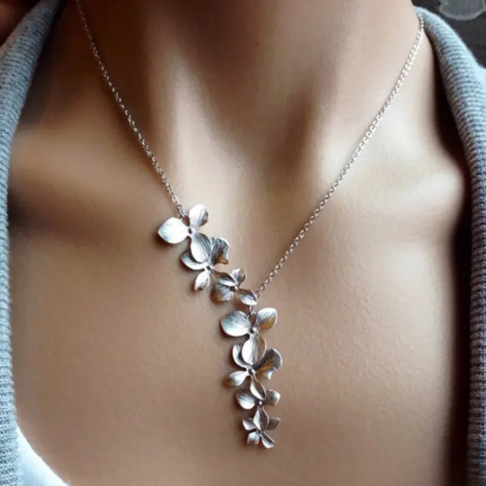 Collar floral de plata antigua