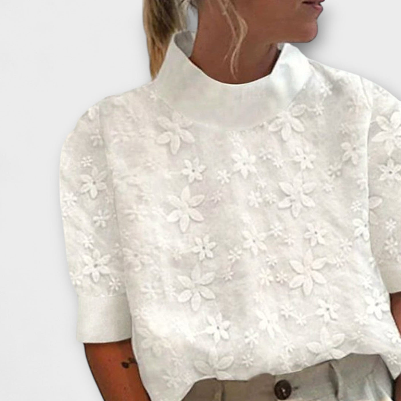Blusa con cuello alto sencillo y bordado