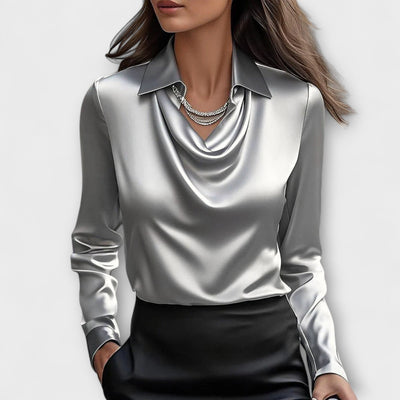 Blusa brillante con cuello fruncido