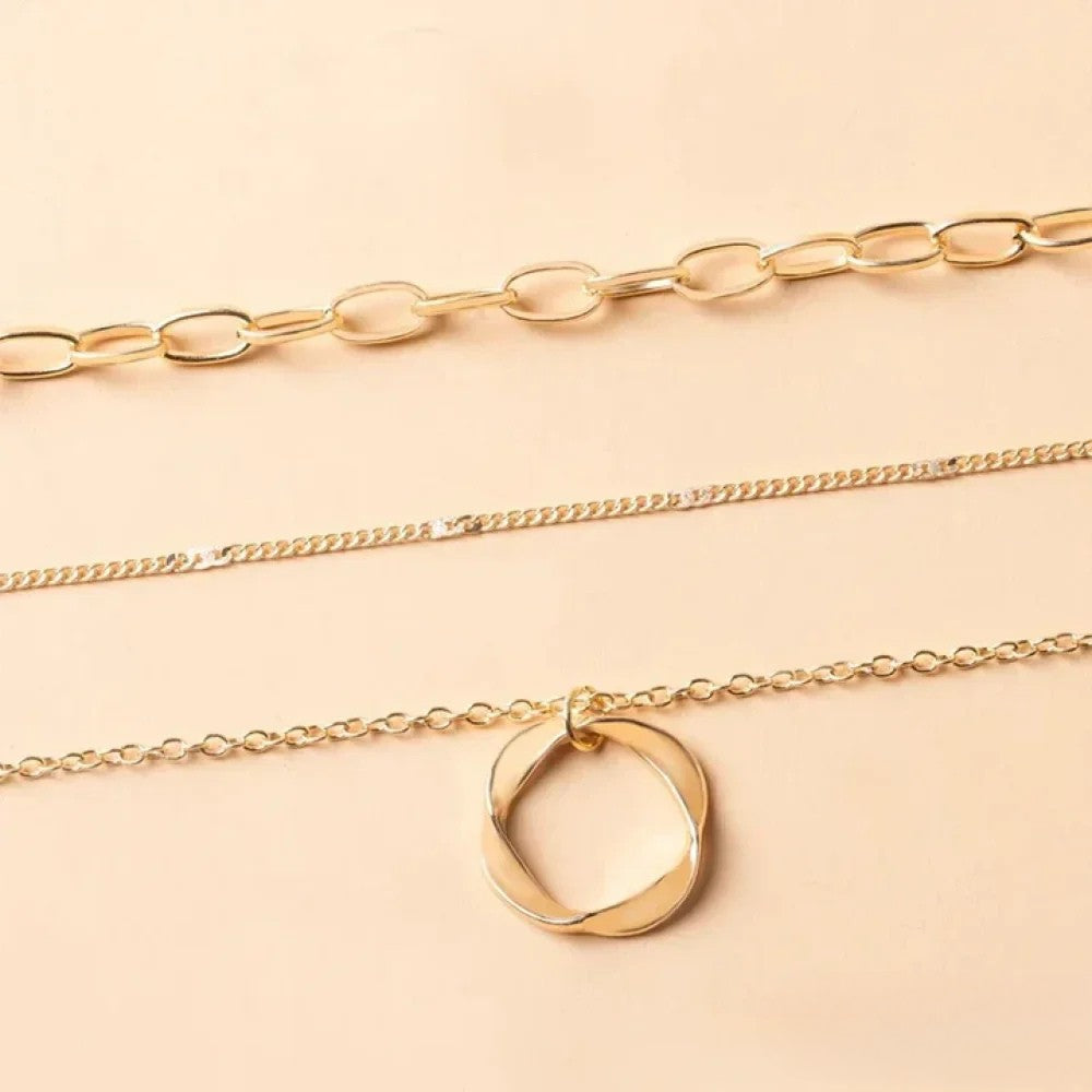 Collar de capas doradas retro