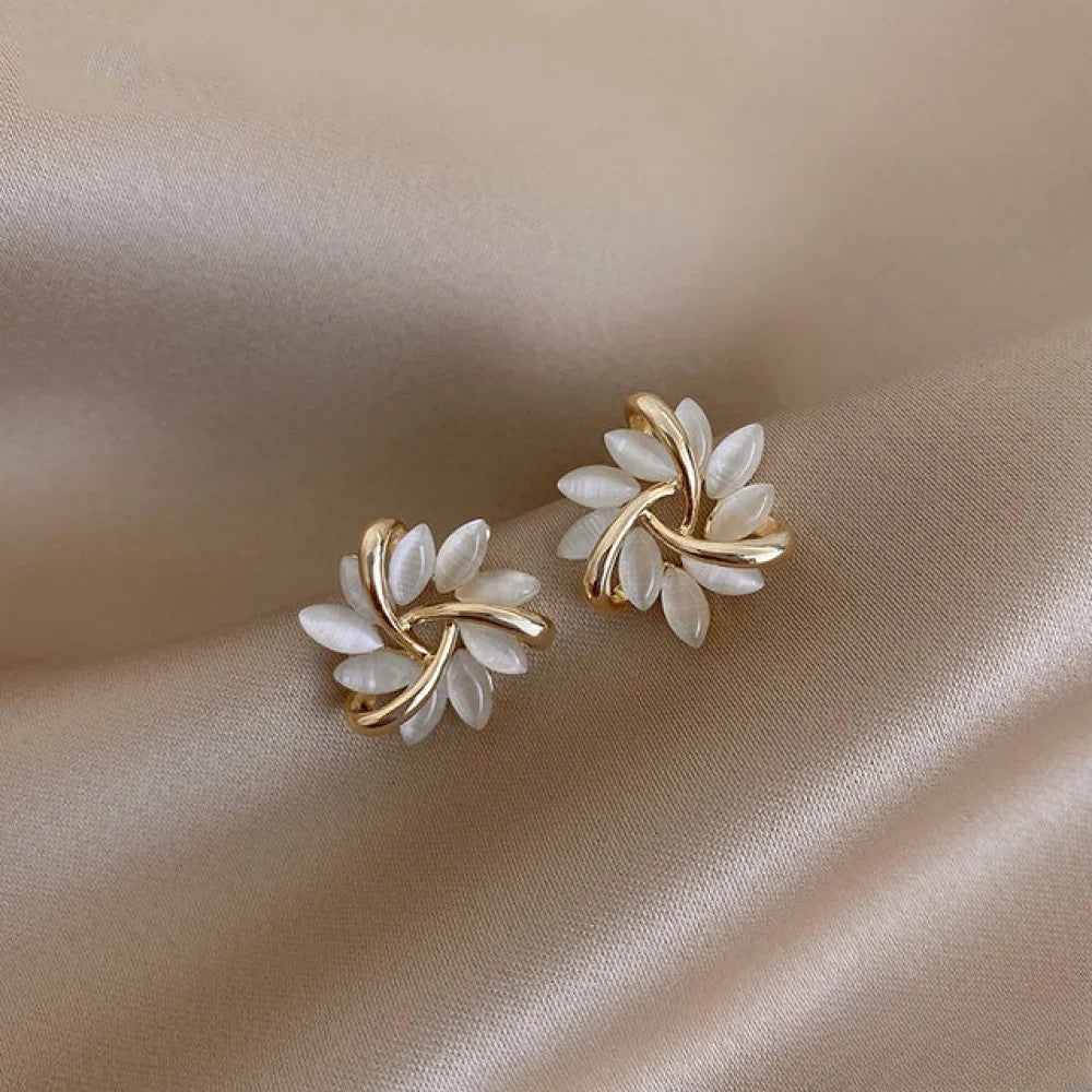 Pendientes de oro elegantes con exquisitos motivos de flores de opalo