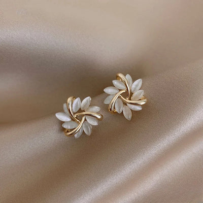 Pendientes de oro elegantes con exquisitos motivos de flores de opalo