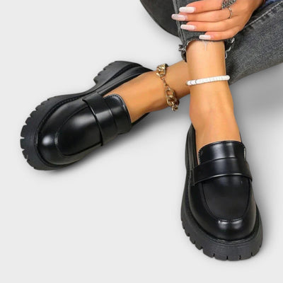 Mocasín de mujer con diseño ortopédico y detalles de satén