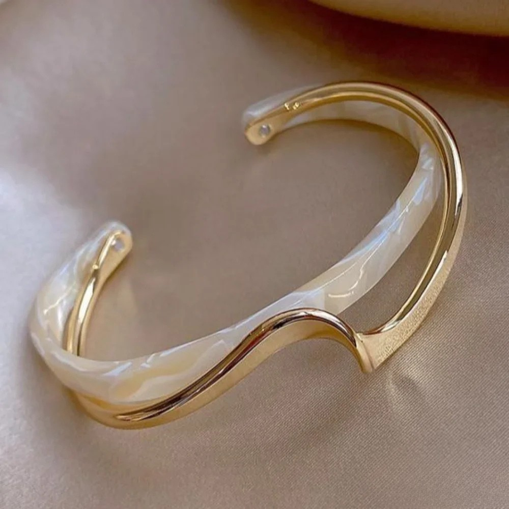 Elegante pulsera dorada con opalo blanco