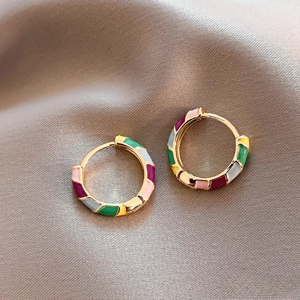 Elegantes aretes de oro con esmaltado colorido