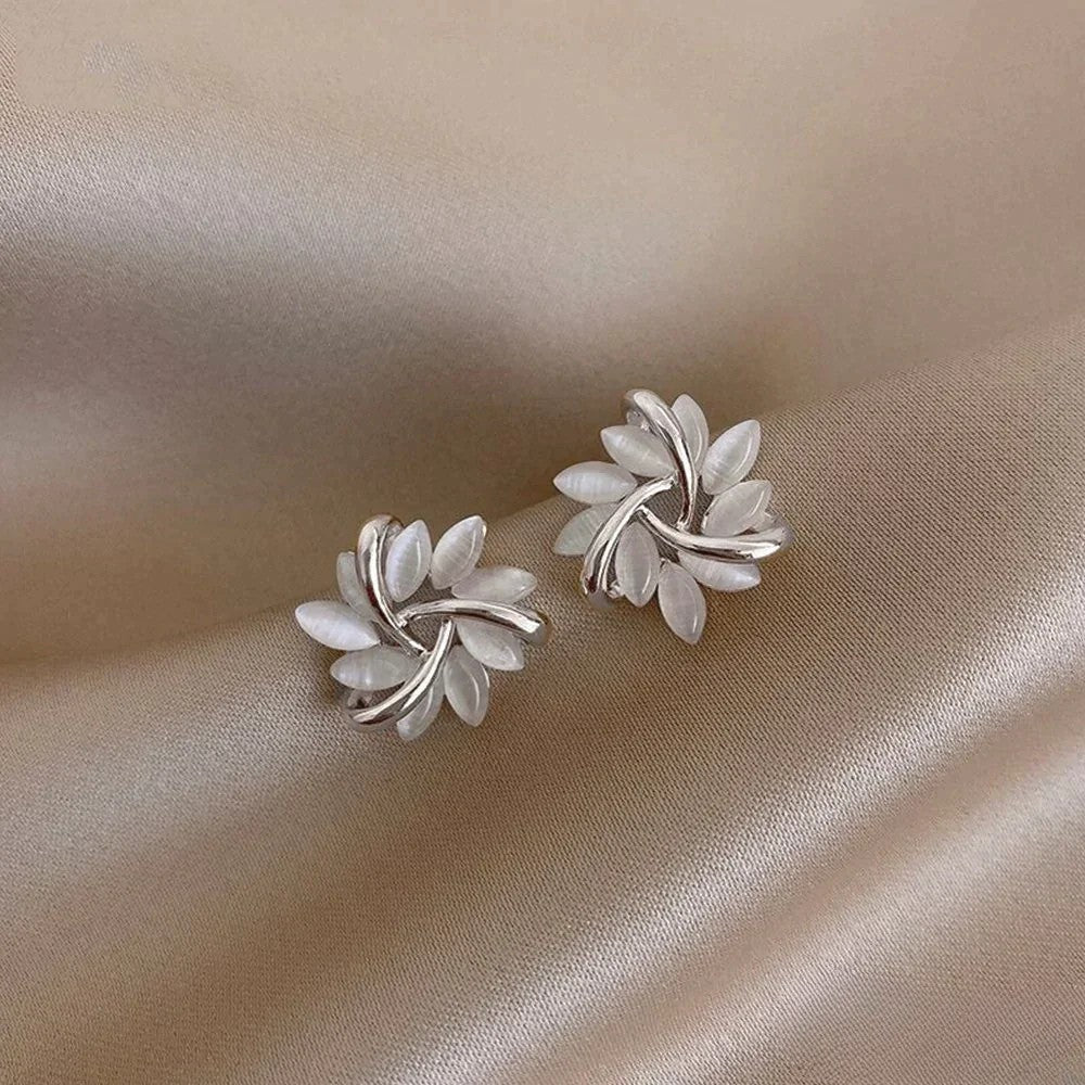 Pendientes de oro elegantes con exquisitos motivos de flores de opalo