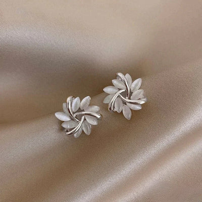 Pendientes de oro elegantes con exquisitos motivos de flores de opalo